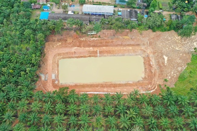 โครงการขุดสระเก็บน้ำพร้อมระบบส่งน้ำเพื่อจัดหาแหล่งน้ำ ให้โรงเรียนตำรวจตระเวนชายแดนบ้านพันวาล บ้านพันวาล ๑ หมู่ที่ ๑๑ ตำบลรับร่อ อำเภอท่าแซะ จังหวัดชุมพร