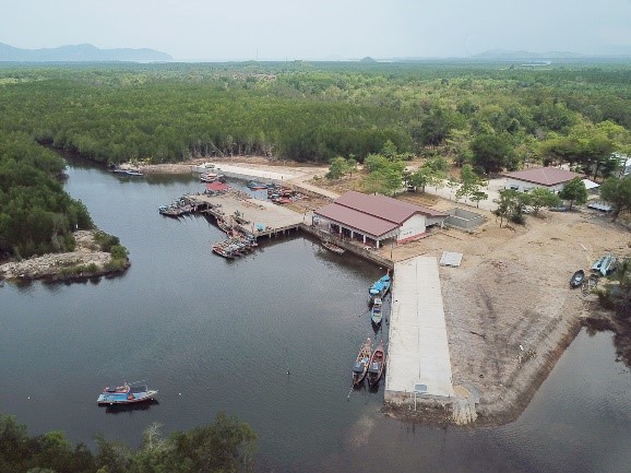 โครงการก่อสร้างเขื่อนป้องกันตลิ่งพังและขุดลอกร่องน้ำในการแก้ไขปัญหาร่องน้ำ หน้าท่าเทียบเรือมูลนิธิชัยพัฒนา - กาชาดไทย (บ้านทุ่งรัก) บ้านทุ่งรัก หมู่ที่ ๖ ตำบลแม่นางขาว อำเภอคุระบุรี  จังหวัดพังงา