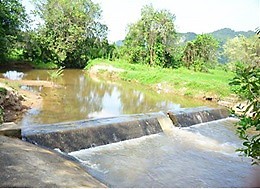 โครงการบริหารจัดการน้ำเพื่อการเกษตร  ตำบลเปาะเส้ง ตำบลยะลา ตำบลหน้าถ้ำ และตำบลลิดล  อำเภอเมืองยะลา จังหวัดยะลา อันเนื่องมาจากพระราชดำริ (งานปรับปรุงฝายบ้านโปโฮ) บ้านยะลา หมู่ที่ ๑ ตำบลยะลา อำเภอเมืองยะลา  จังหวัดยะลา