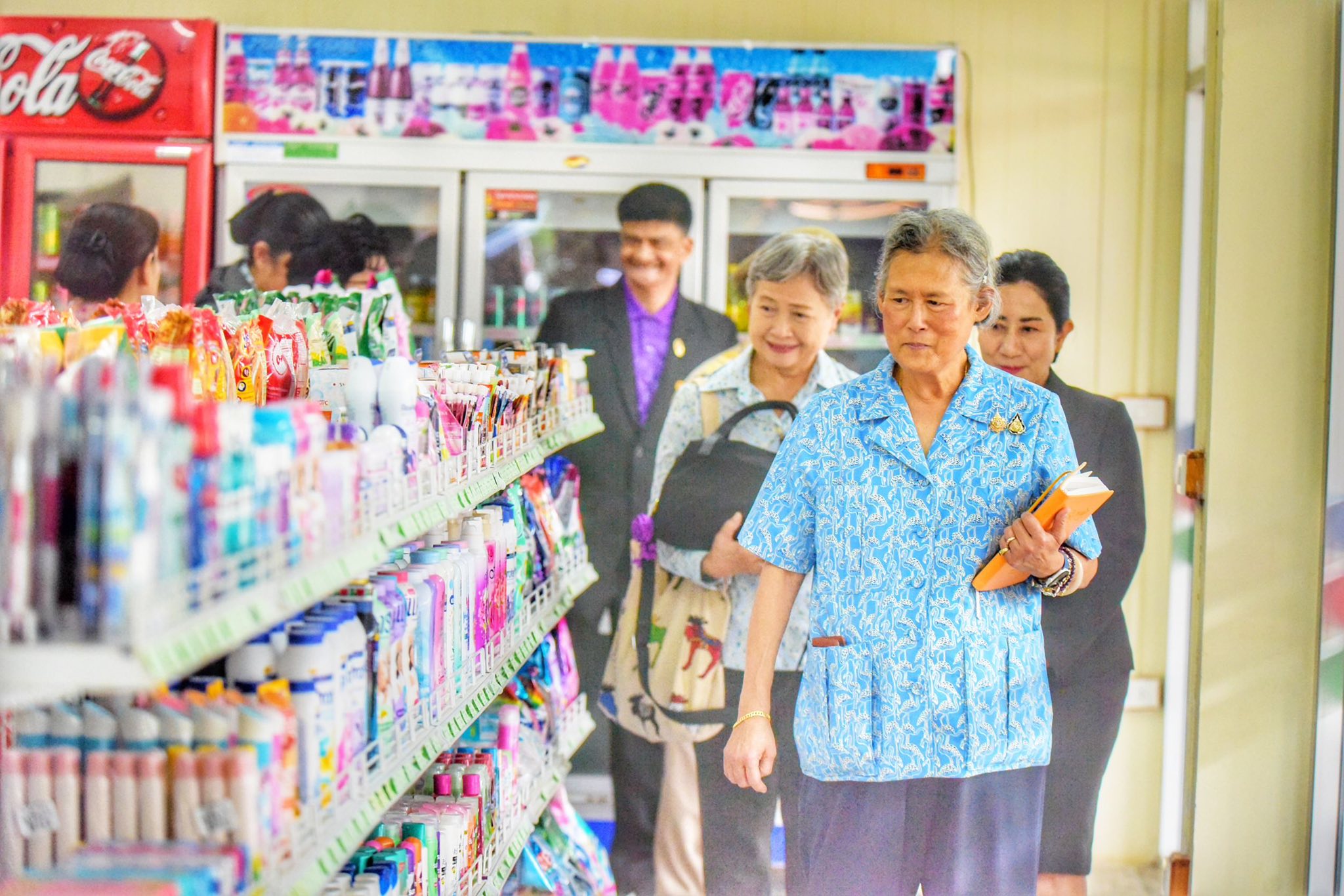 วันพฤหัสบดีที่ 28 สิงหาคม 2568 เวลา 09.30 น. สมเด็จพระกนิษฐาธิราชเจ้า กรมสมเด็จพระเทพรัตนราชสุดา ฯ สยามบรมราชกุมารี เสด็จพระราชดำเนินไปยัง มั่งมีฟาร์ม ตำบลป่าเด็ง อำเภอแก่งกระจาน จังหวัดเพชรบุรี