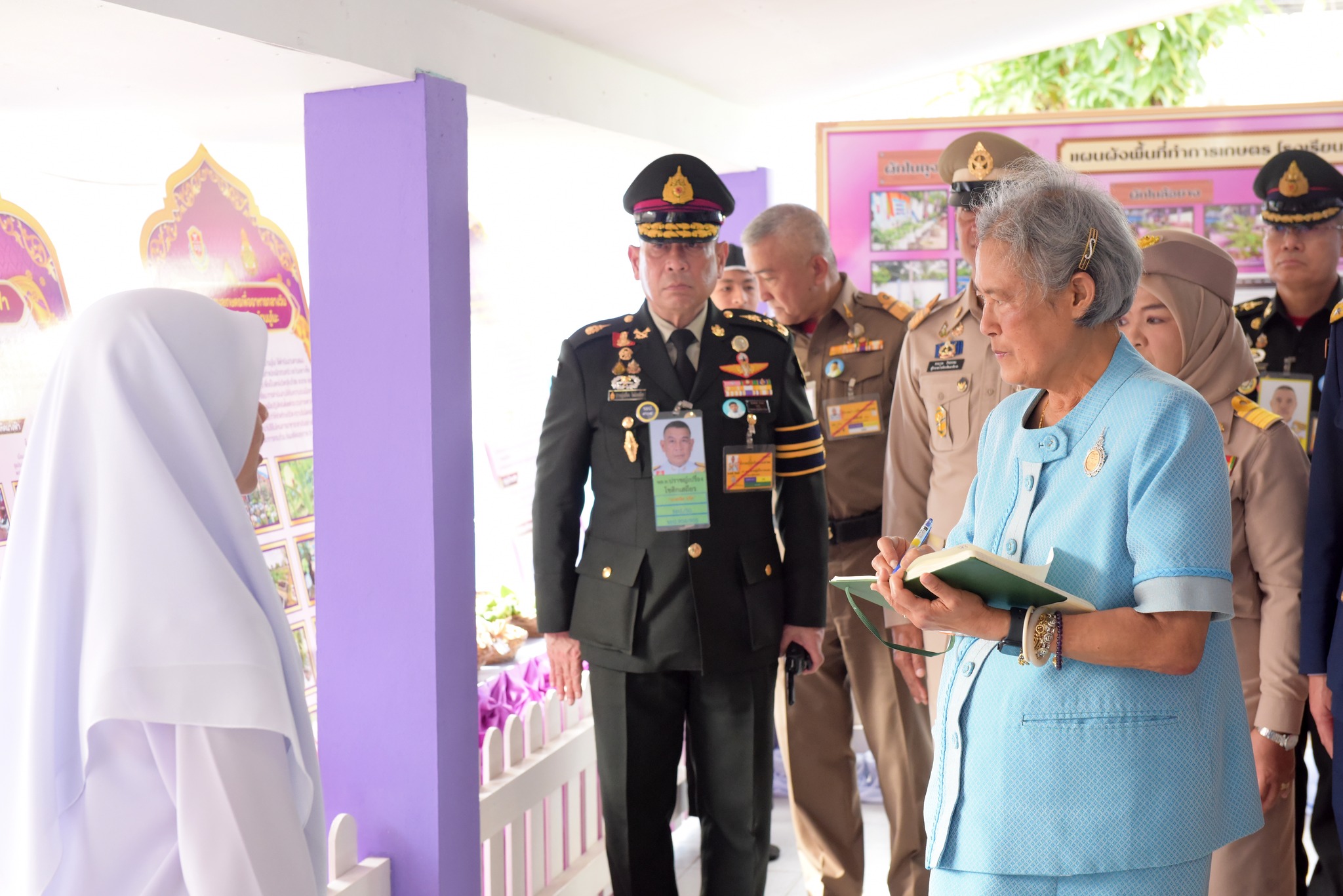 วันพุธที่ 17 กันยายน 2568 เวลา 08.40 น. สมเด็จพระกนิษฐาธิราชเจ้า กรมสมเด็จพระเทพรัตนราชสุดา ฯ สยามบรมราชกุมารี เสด็จพระราชดำเนินไปโรงเรียนบ้านมูโนะ ตำบลมูโนะ อำเภอสุไหงโกลก จังหวัดนราธิวาส