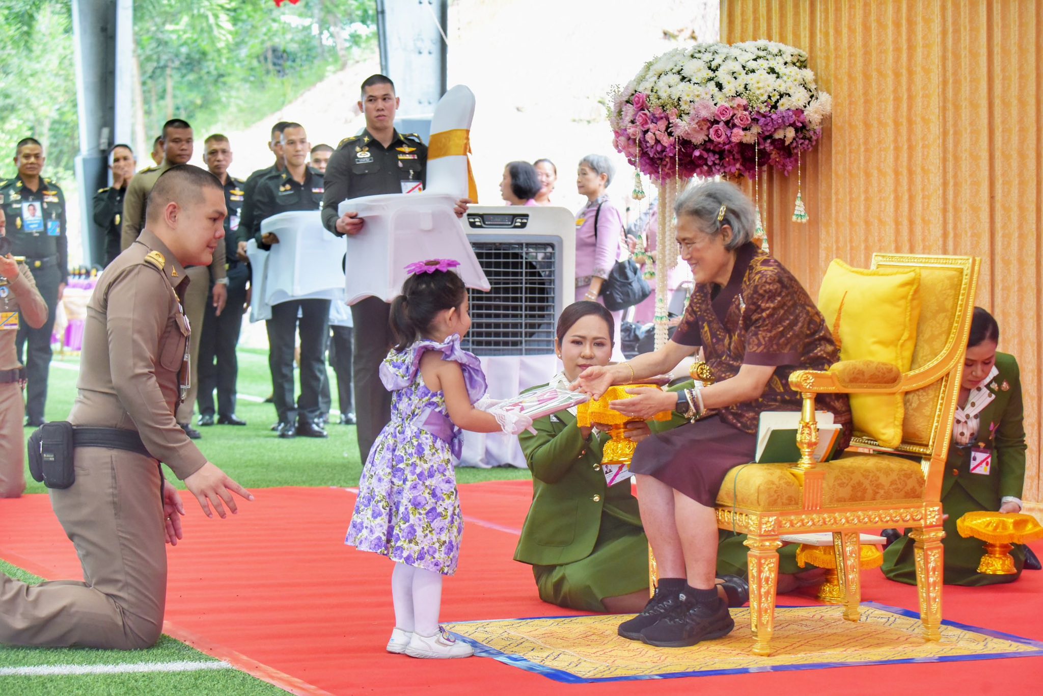 วันพฤหัสบดีที่ 18 กันยายน 2568 เวลา 10.05 น. สมเด็จพระกนิษฐาธิราชเจ้า กรมสมเด็จพระเทพรัตนราชสุดา ฯ สยามบรมราชกุมารี เสด็จพระราชดำเนินไปยังสนามฟุตซอลนาควานิช ค่ายสิรินธร อำเภอยะรัง จังหวัดปัตตานี