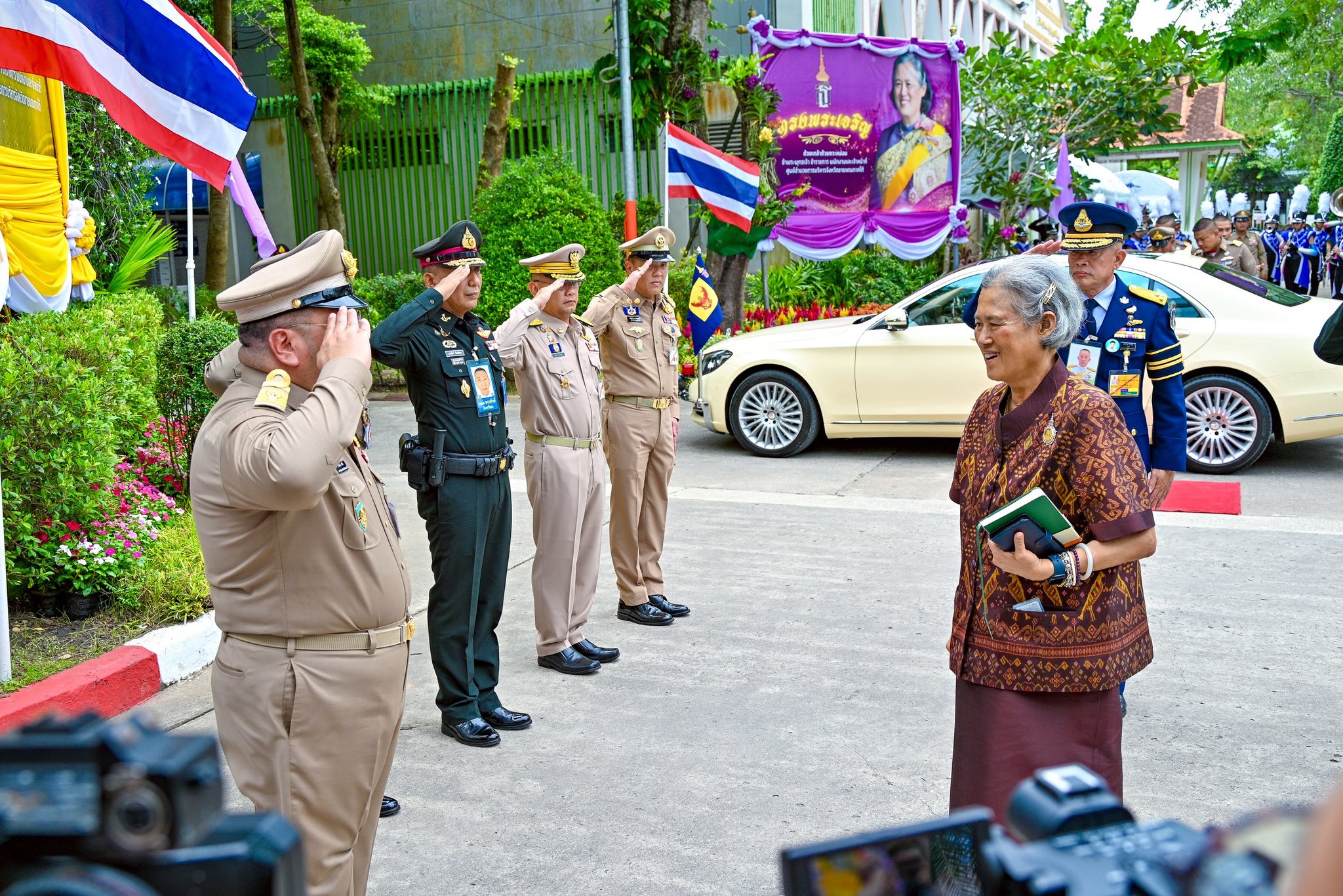 วันพฤหัสบดีที่ 18 กันยายน 2568 เวลา 12.46 น. สมเด็จพระกนิษฐาธิราชเจ้า กรมสมเด็จพระเทพรัตนราชสุดา ฯ สยามบรมราชกุมารี เสด็จพระราชดำเนินไปห้องประชุมน้อมเกล้า ศูนย์อำนวยการบริหารจังหวัดชายแดนภาคใต้ (ศอ.บต.) ตำบลสะเตง อำเภอเมืองยะลา จังหวัดยะลา